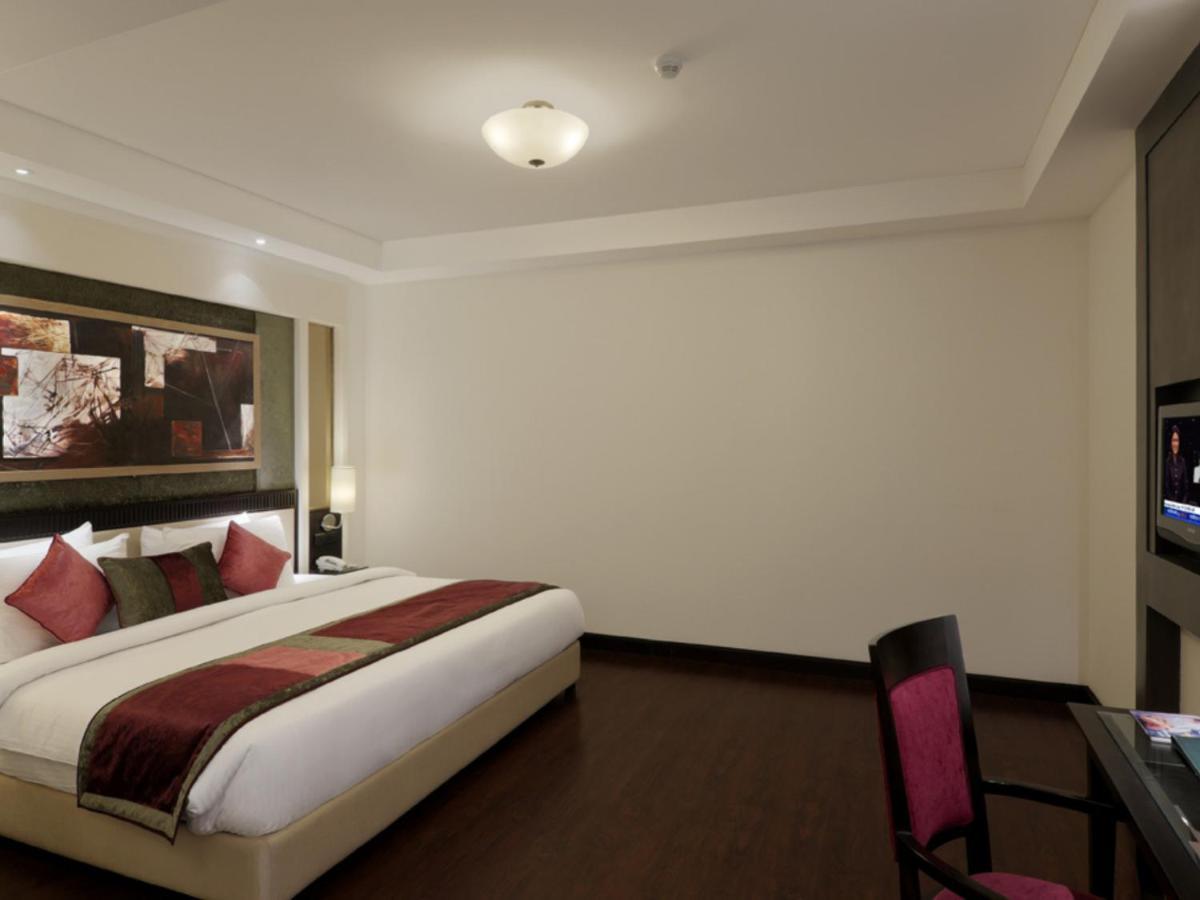 Inde Hotel Vista Woods Huda City Centre, คูร์เคาน์ ภายนอก รูปภาพ
