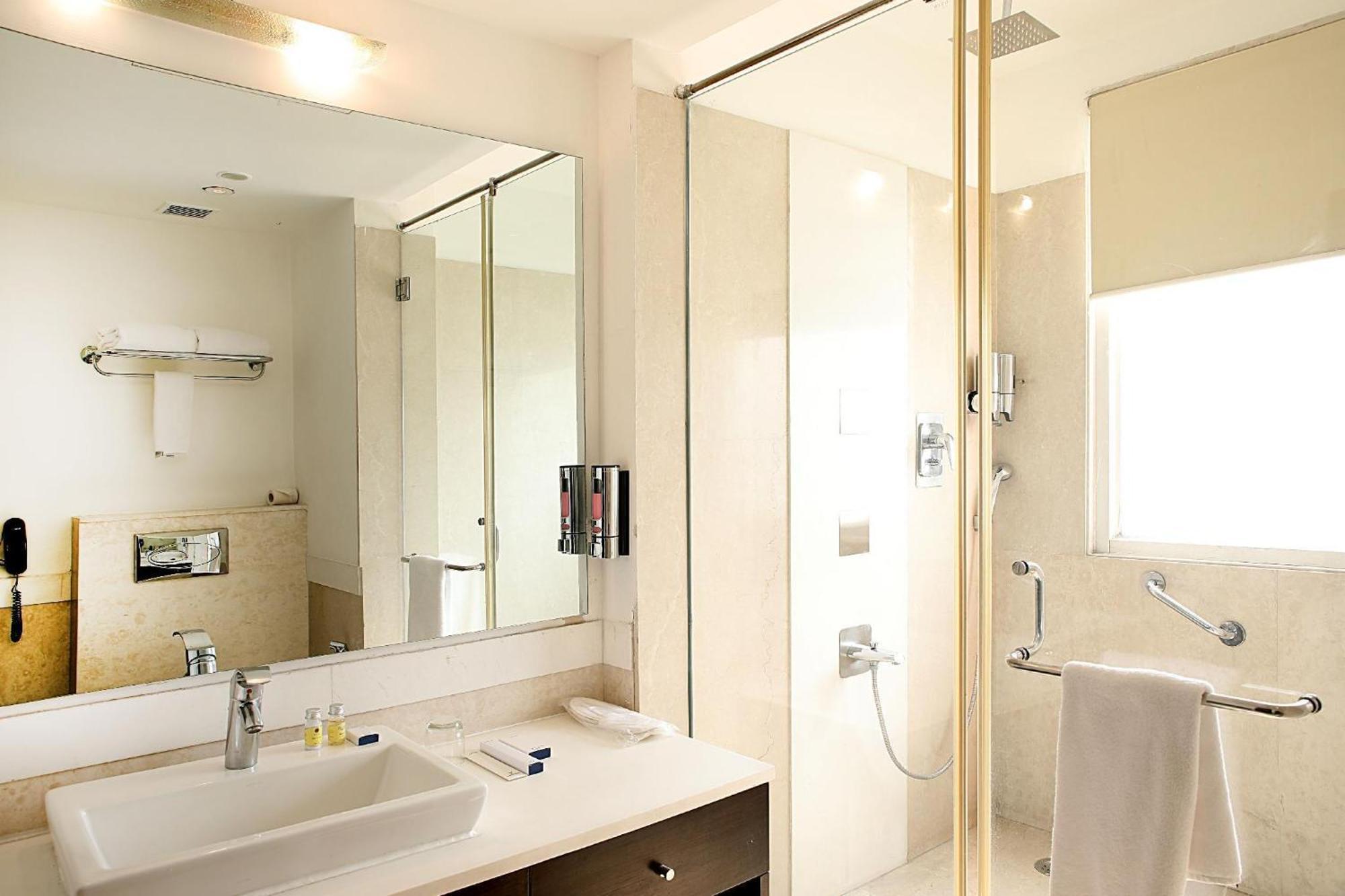 Inde Hotel Vista Woods Huda City Centre, คูร์เคาน์ ภายนอก รูปภาพ