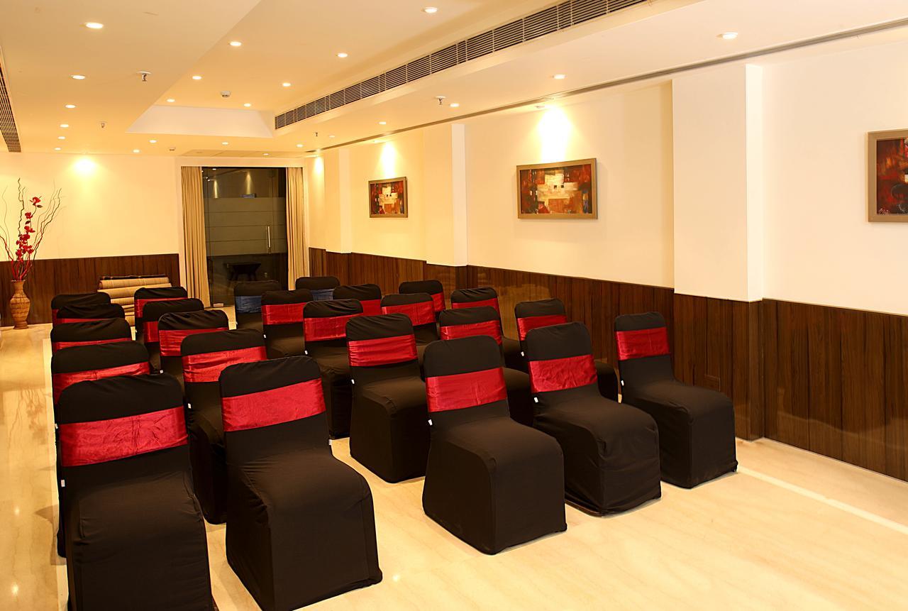 Inde Hotel Vista Woods Huda City Centre, คูร์เคาน์ ภายนอก รูปภาพ
