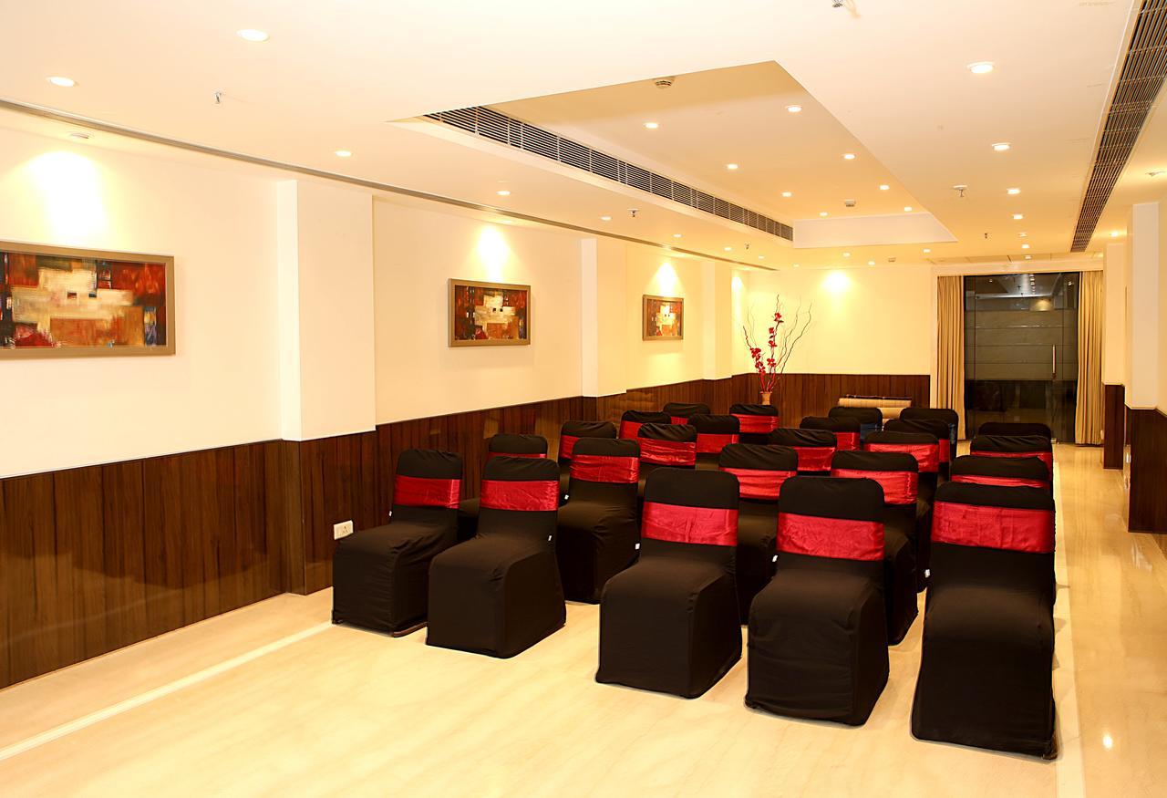 Inde Hotel Vista Woods Huda City Centre, คูร์เคาน์ ภายนอก รูปภาพ