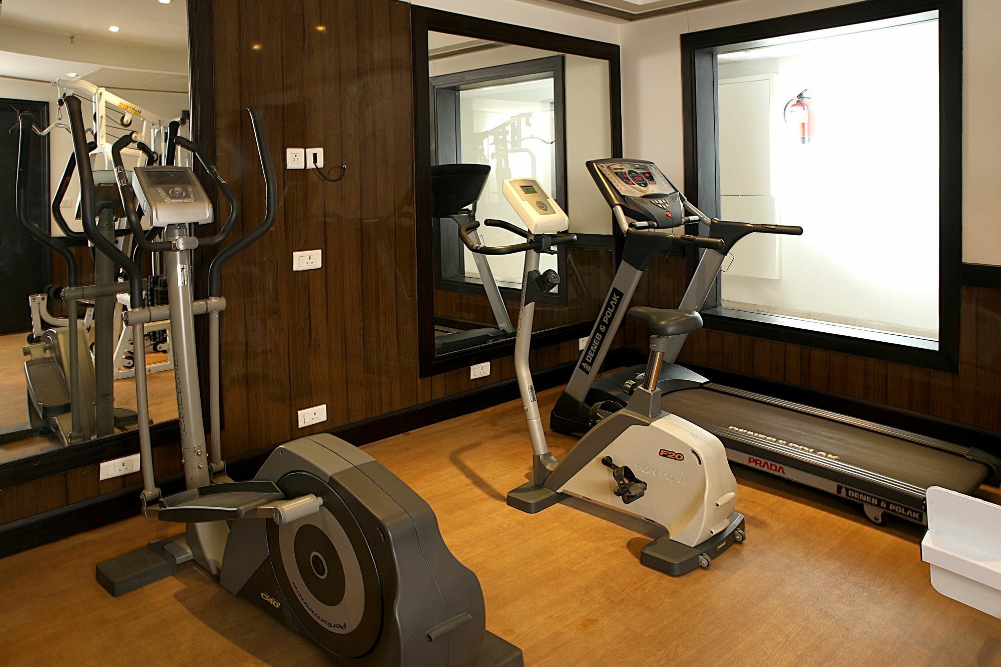 Inde Hotel Vista Woods Huda City Centre, คูร์เคาน์ ภายนอก รูปภาพ